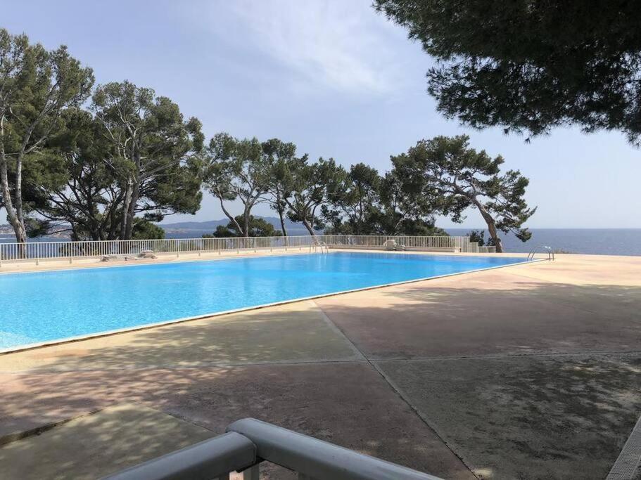 Athena Ohana, Les Pieds Dans L'Eau 邦多勒 外观 照片